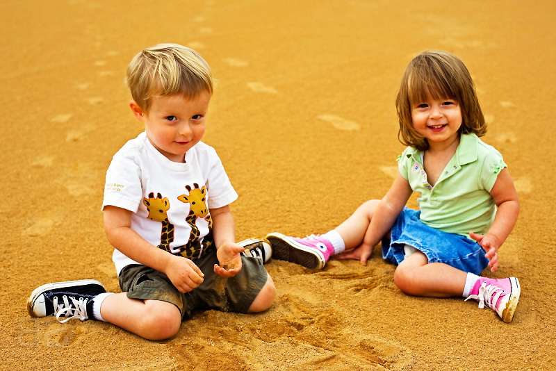 дети в песочнице