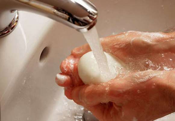 мыть руки с мылом